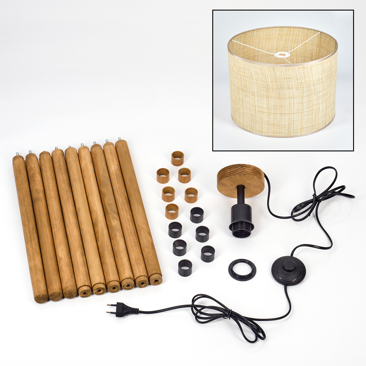 Zerlegte Stehlampenteile: Beine, Schirm, Verbinder, Kabel und Leuchte.