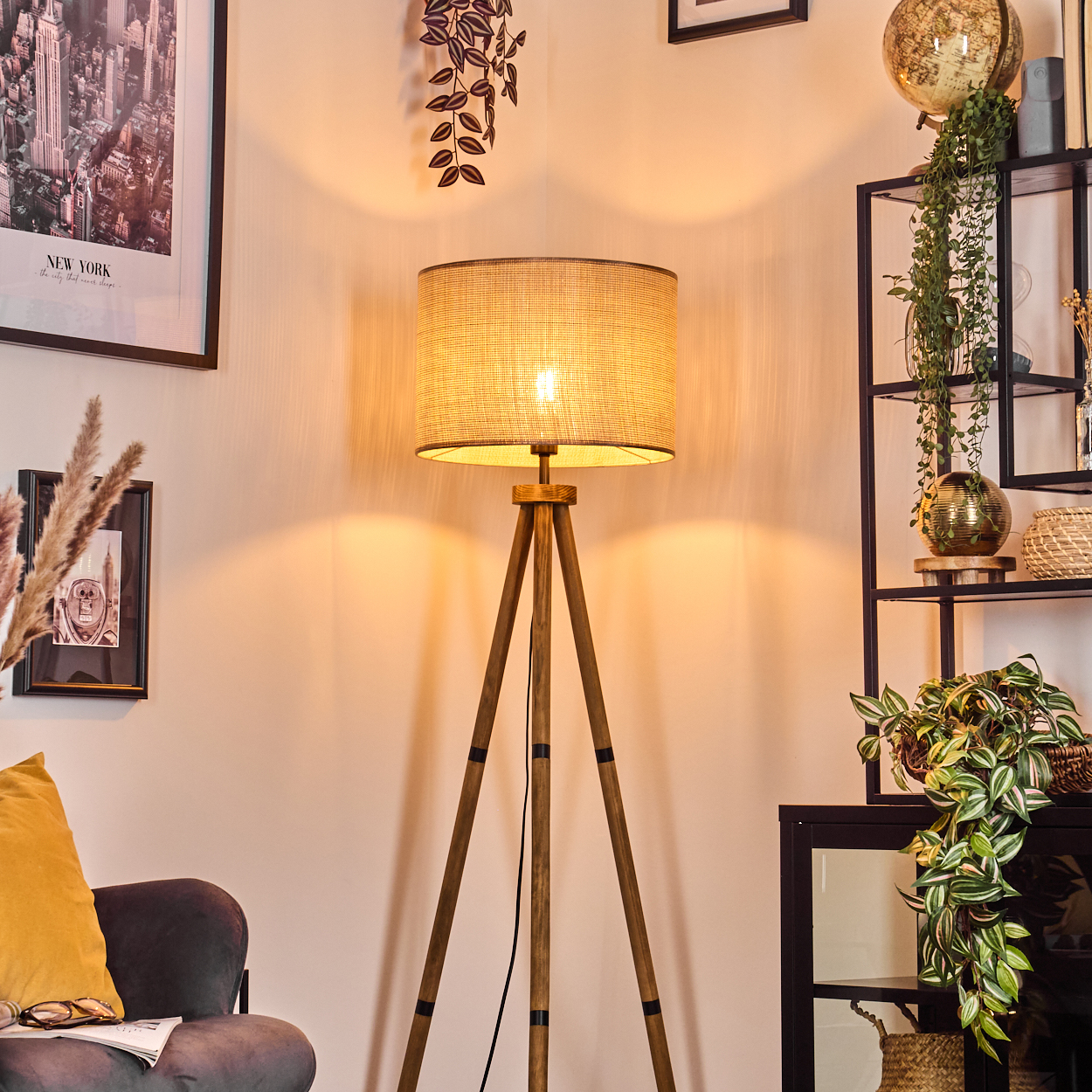 Beleuchtete Stehlampe mit warmem Schein in einem gemütlichen Wohnzimmer.