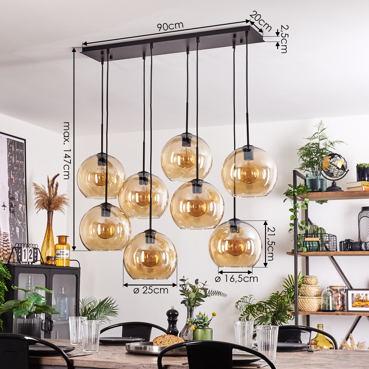 Esszimmer mit Hängekugelleuchten, Maße angezeigt. Holztisch, Deko, Pflanzen.