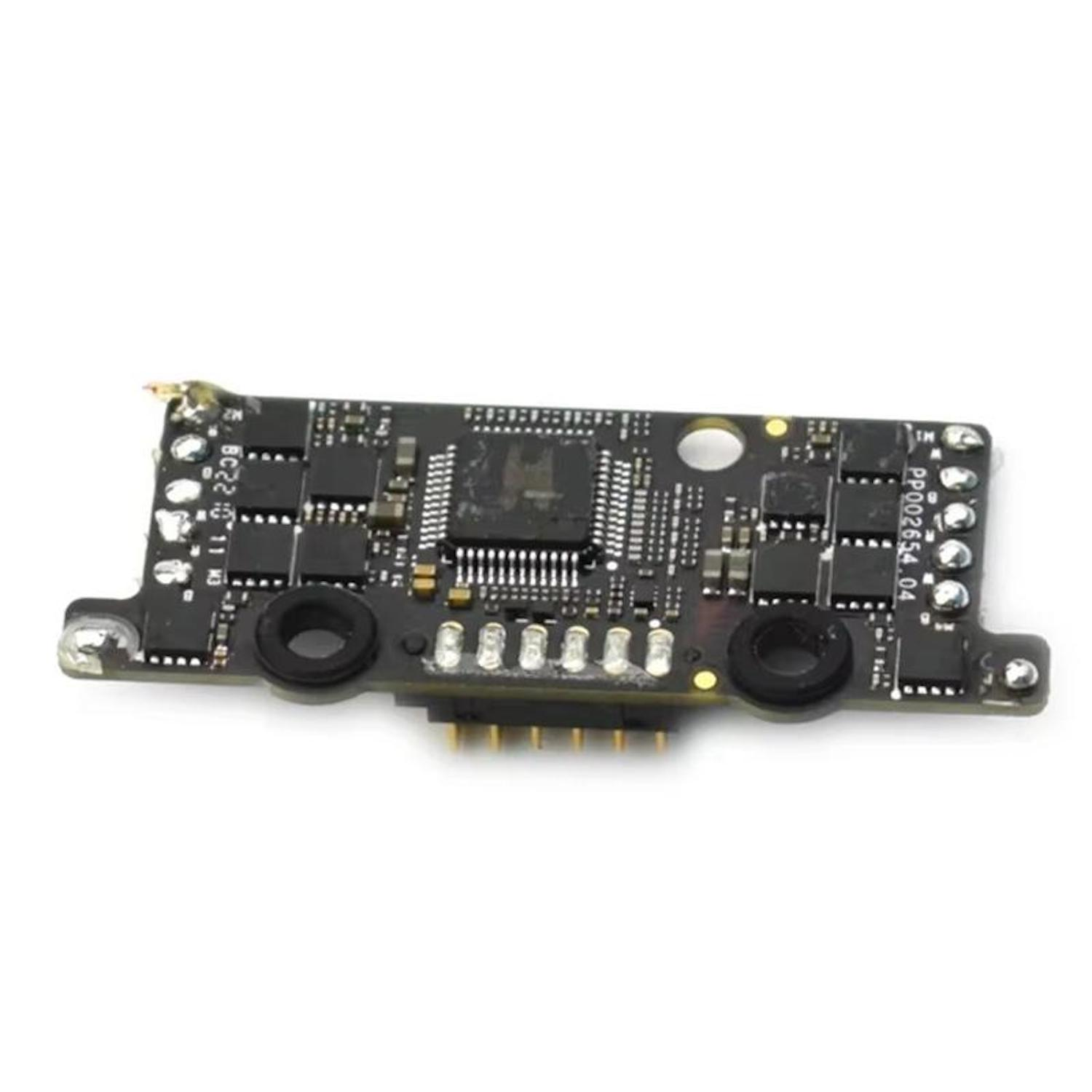 Scheda a circuito con molteplici componenti elettronici. Ha chip e altri elementi.
