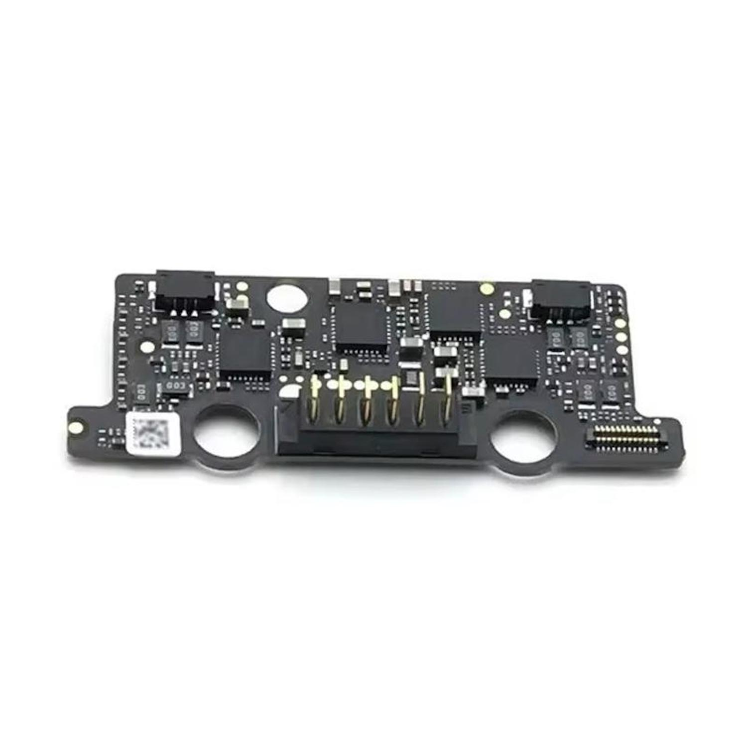 Un circuito stampato nero con vari componenti elettronici, inclusi chip e connettori.