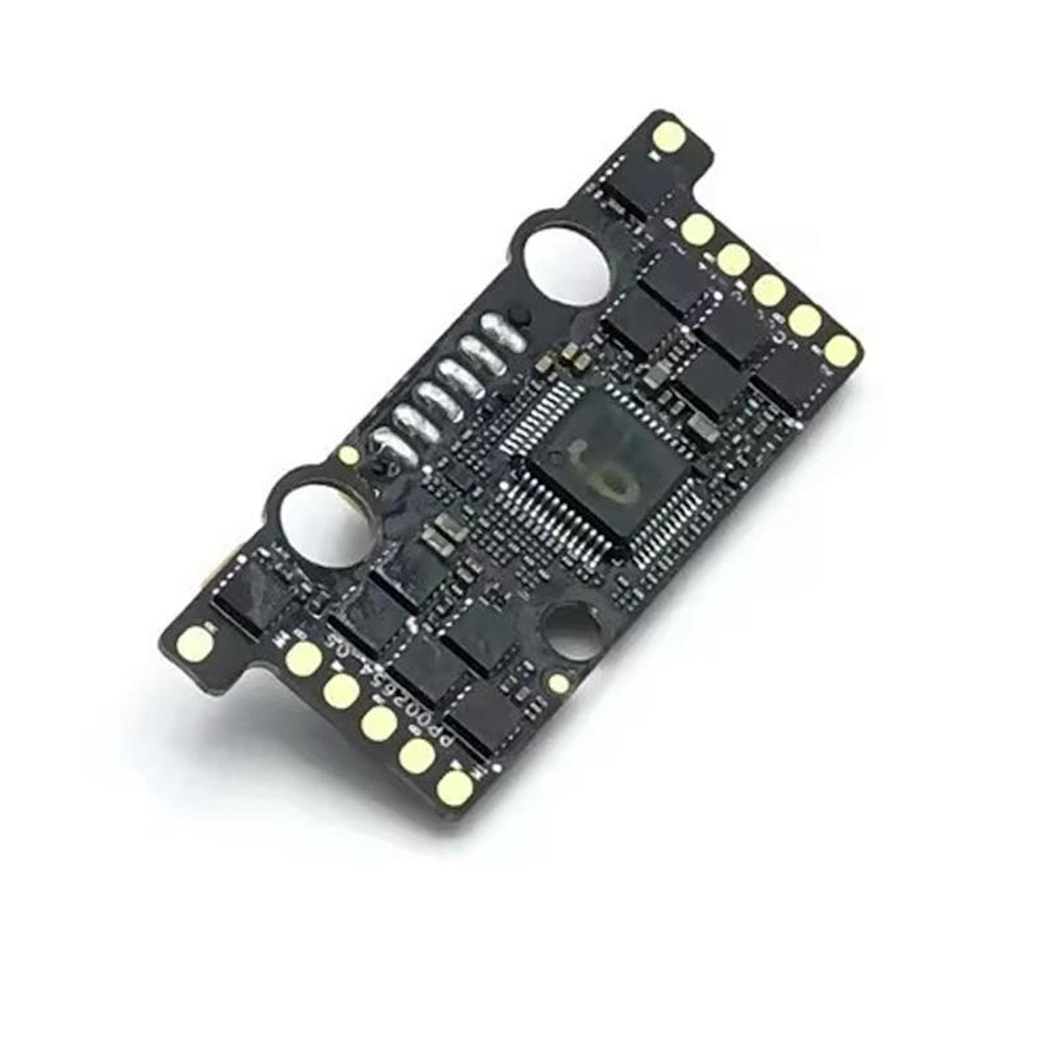 Scheda a circuito con componenti elettronici. Ha chip, connettori e altri elementi.