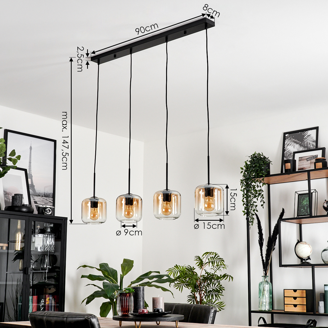 Esszimmer mit vier Pendelleuchten. Jede hat einen bernsteinfarbenen Glasschirm und eine Glühbirne.