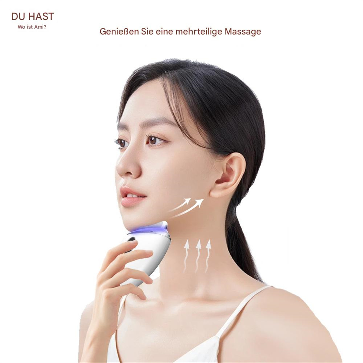 Frau benutzt ein Gesichtsgerät an ihrem Hals, mit Pfeilen, die Massage anzeigen.