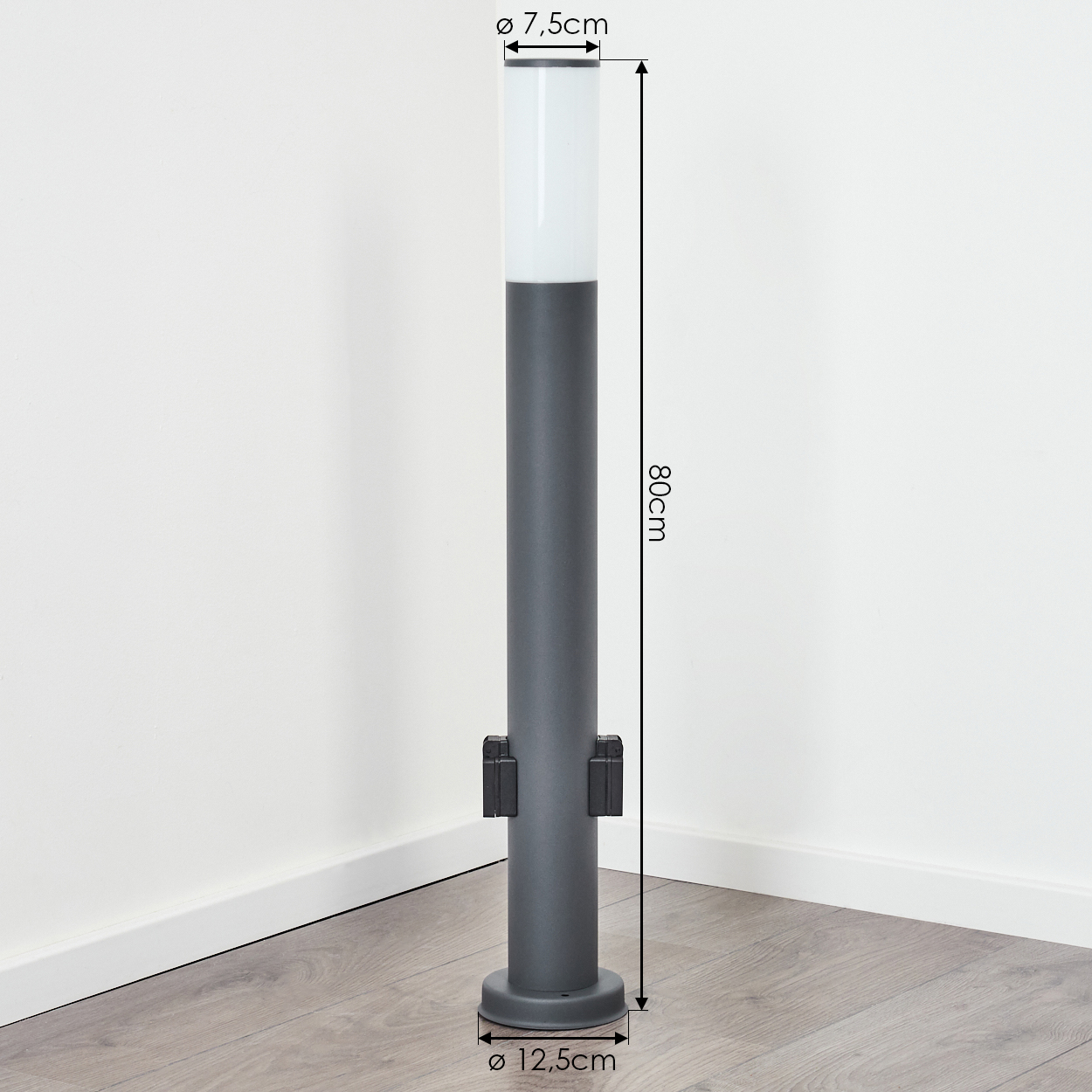 Ein zylindrischer Lampenpfosten mit weißem Oberteil und grauem Körper, mit Abmessungen: 80 cm hoch, 12,5 cm Basis.