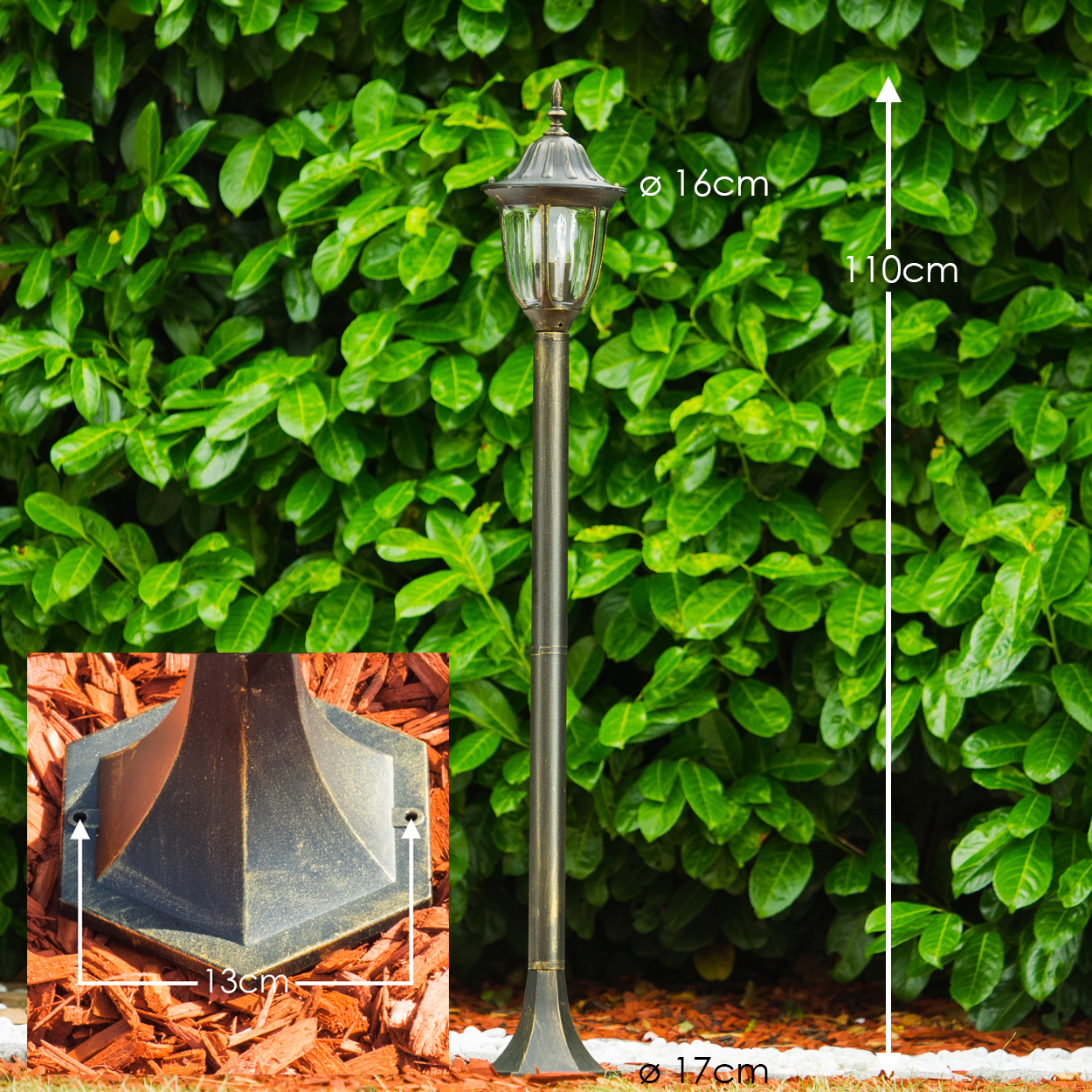 Eine Außenlampe vor grünem Laub, mit Abmessungen. Sie ist bronzefarben.