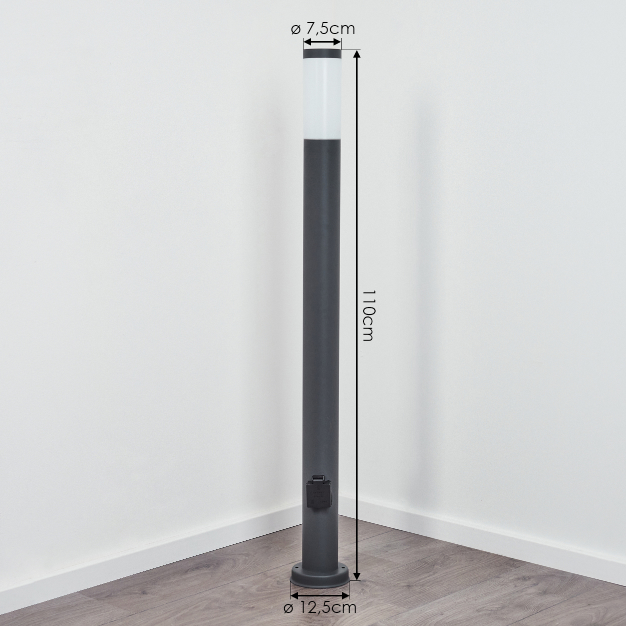 Grauer Laternenpfahl mit weißem Oberteil. Der Laternenpfahl steht in einer Ecke. Er ist 110 cm hoch.