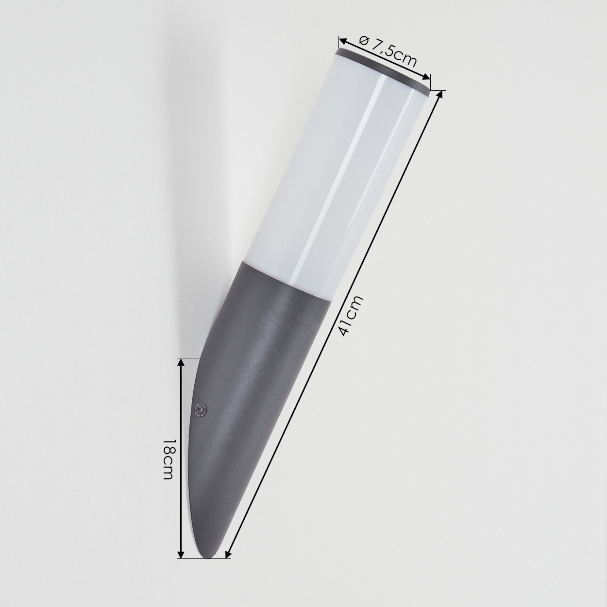 Wandleuchte, an einer weißen Wand angewinkelt. Grauer Sockel, weißes Licht, Maße. 41cm lang.