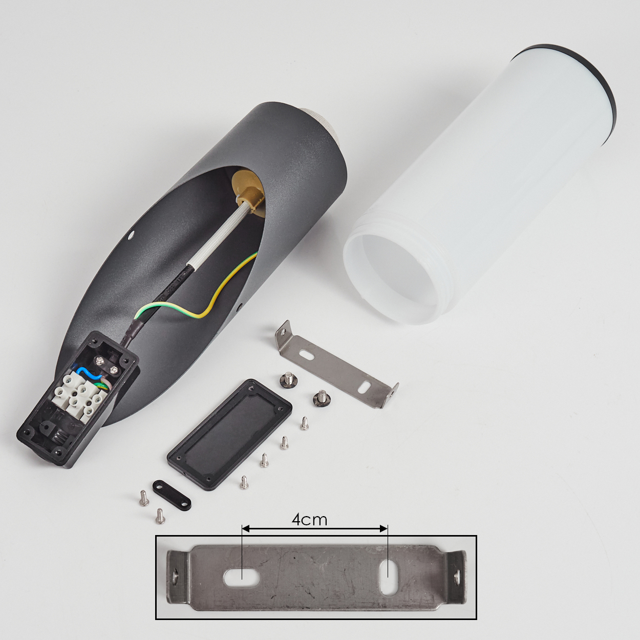 Zerlegte Lampe. Teile umfassen Sockel, Gehäuse, Schrauben und eine Halterung. Das Gehäuse ist grau.
