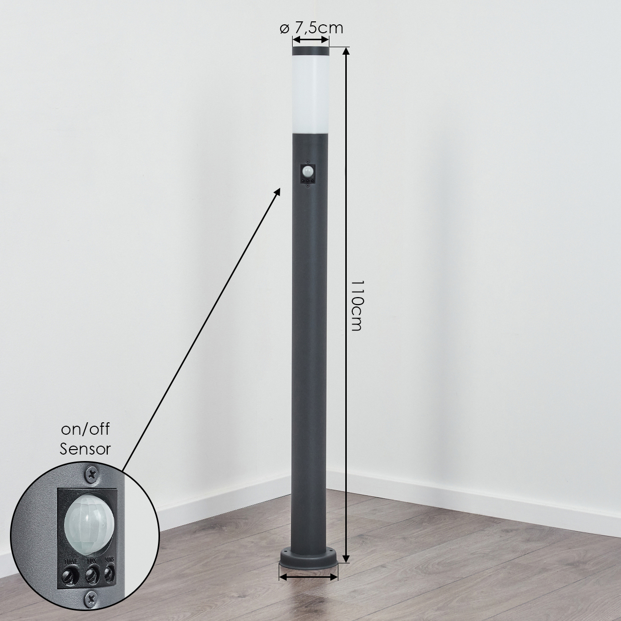 Ein grauer Lampenpfosten in einer Ecke, mit Maßangaben. Eine Nahaufnahme zeigt den Sensor.