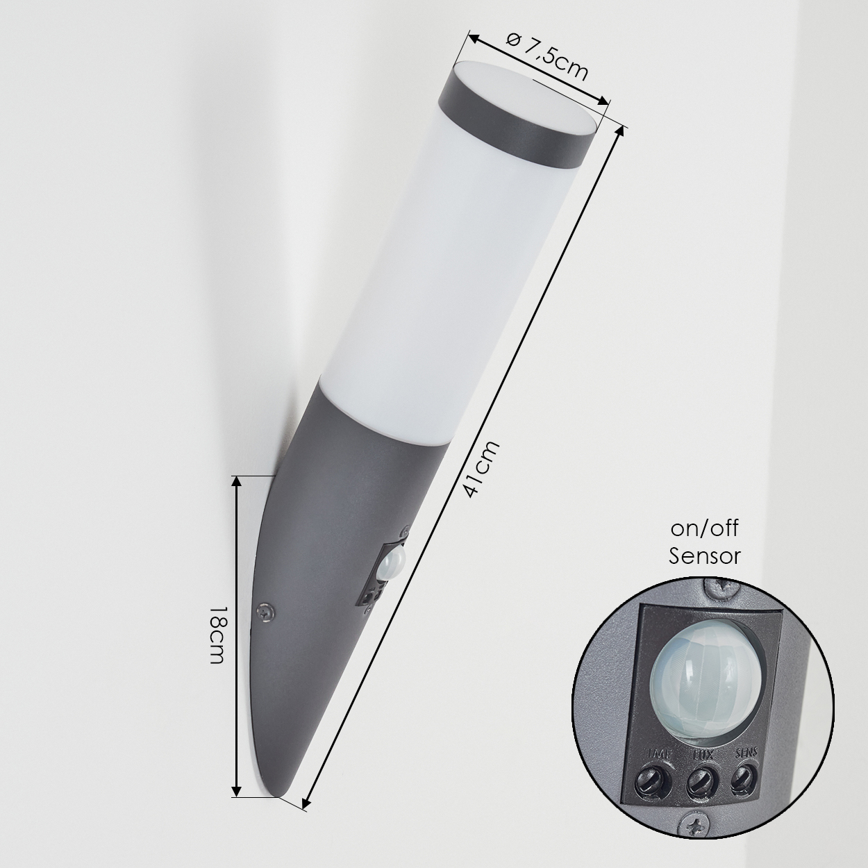 Außenlampe an weißer Wand, mit Abmessungen. Zeigt Sensoren und Ein/Aus-Schalter.