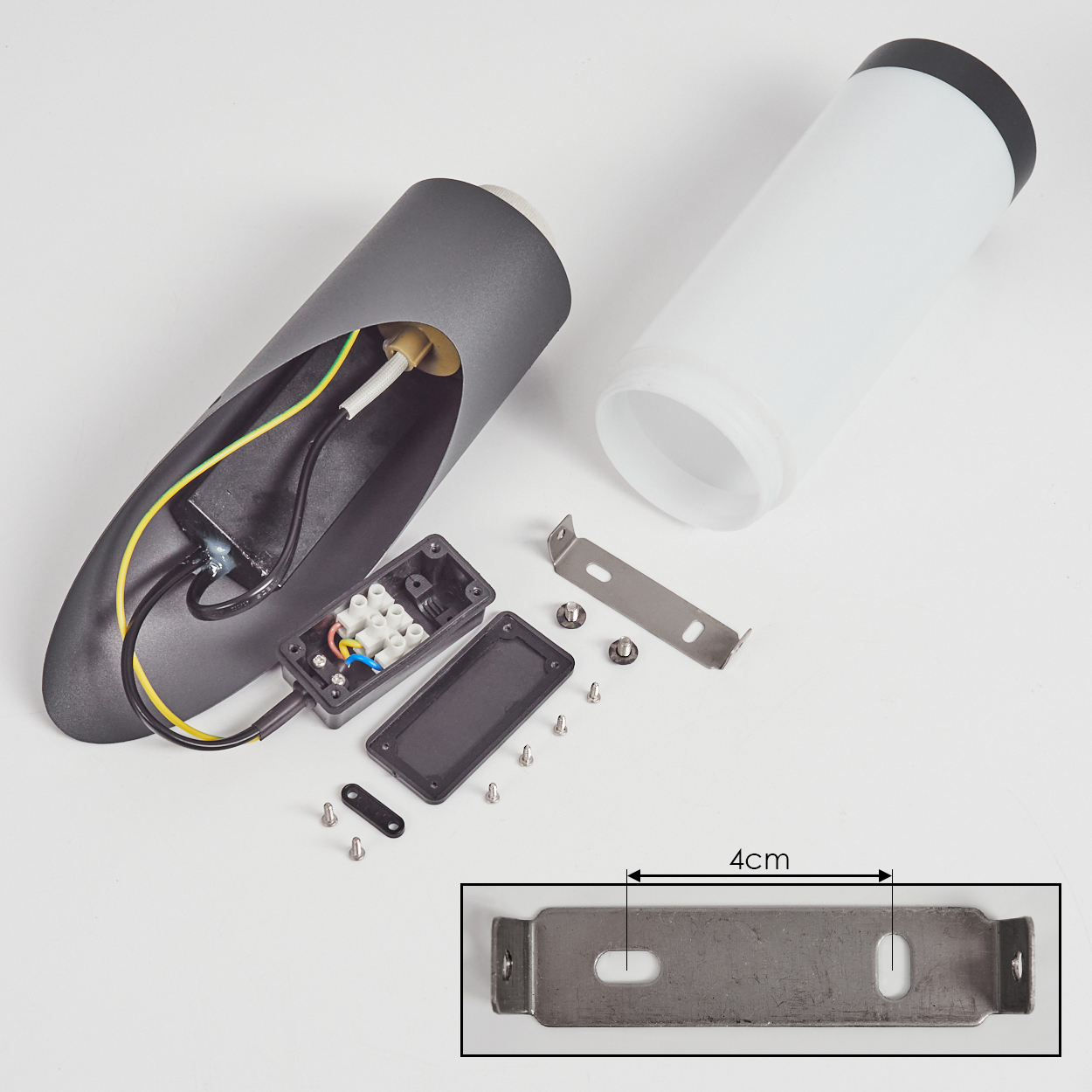 Zerlegte graue Außenlampe, die die inneren Komponenten und die Montagehalterung zeigt.