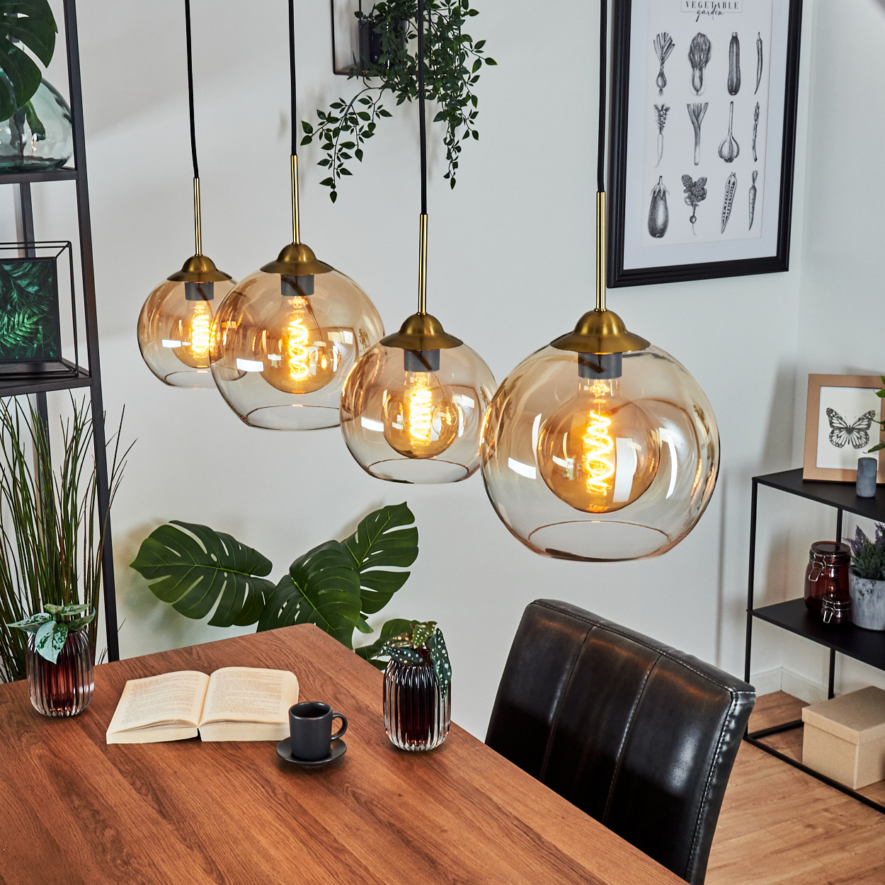 Esszimmer mit vier Hängelampen mit Glaskugelschirmen und Edison-Glühbirnen über einem Holztisch.