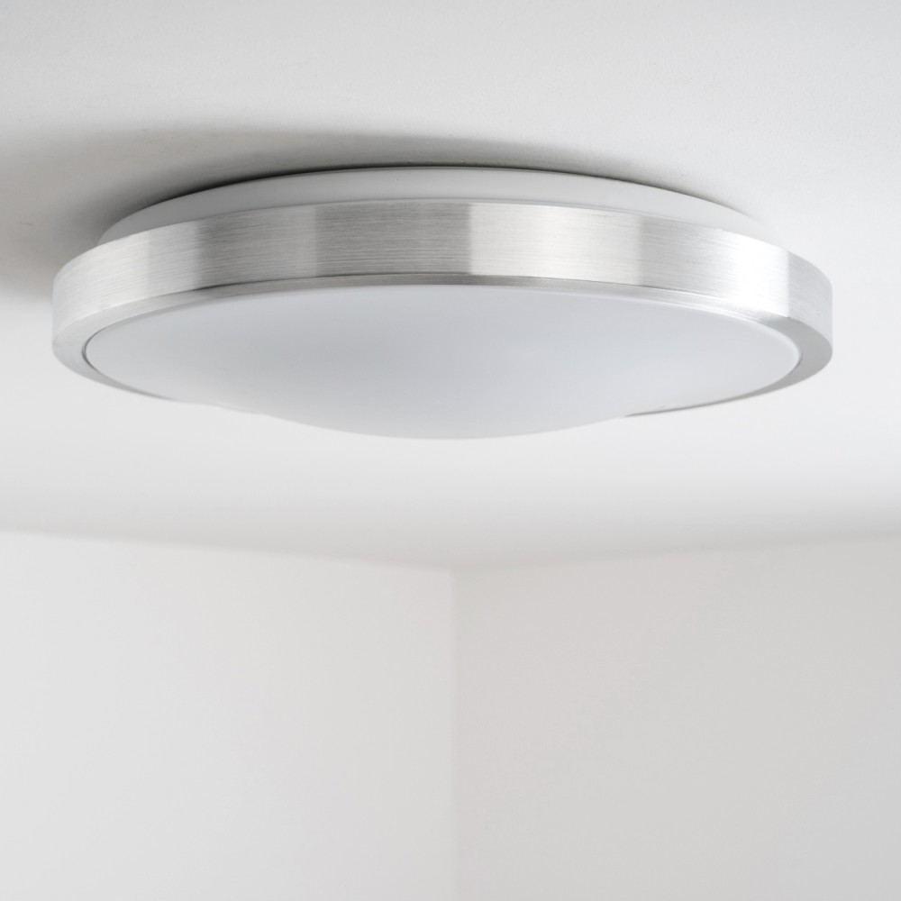 Deckenleuchte mit gebürstetem Metall und weißem Diffusor.