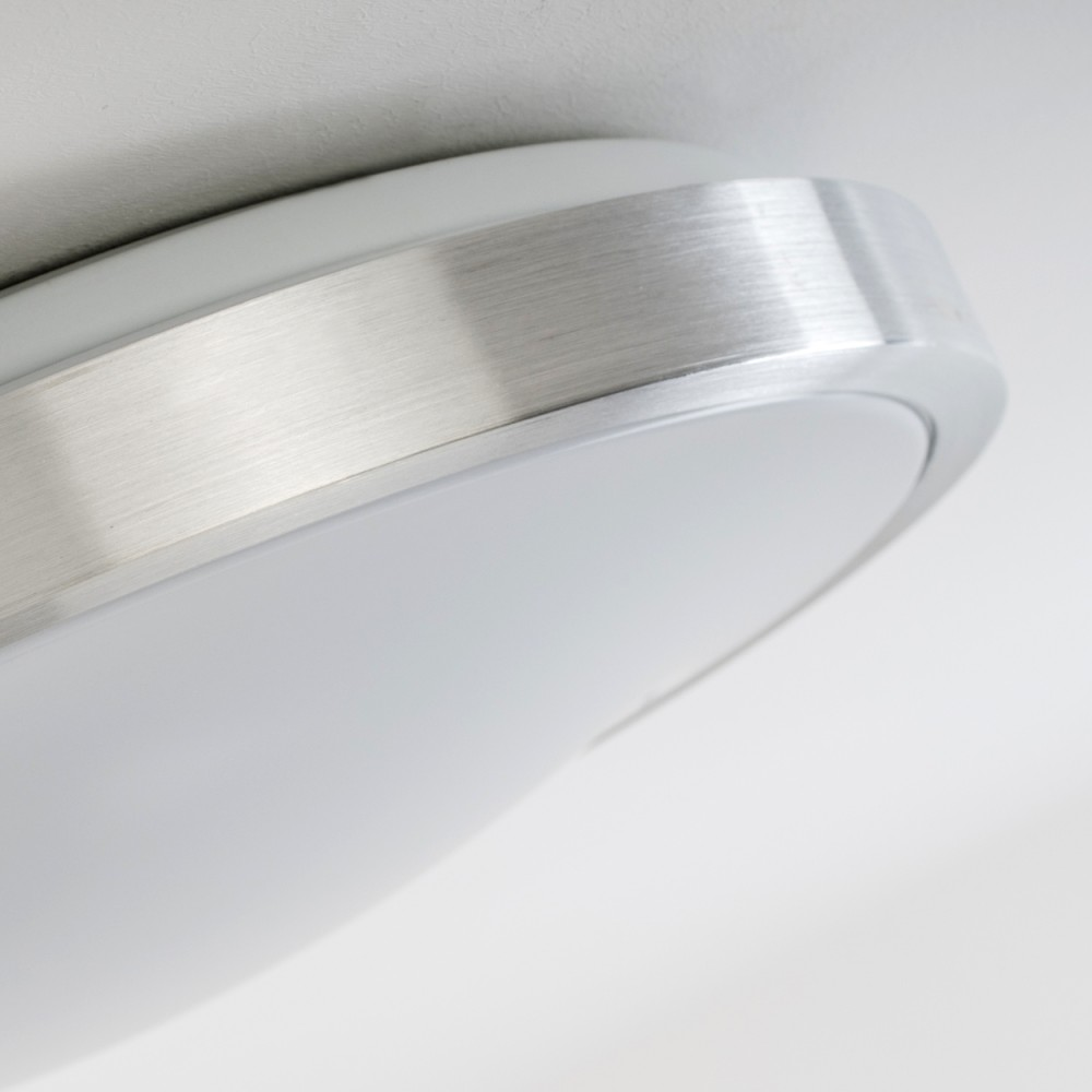Nahaufnahme einer Deckenleuchte mit gebürsteter Metallverkleidung.