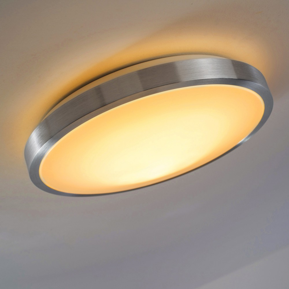 Deckenleuchte mit gebürsteter Metallverkleidung und warmem, gelbem Licht.