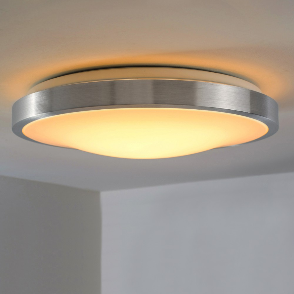 Deckenleuchte mit gebürsteter Metallverkleidung und warmem, gelbem Licht.