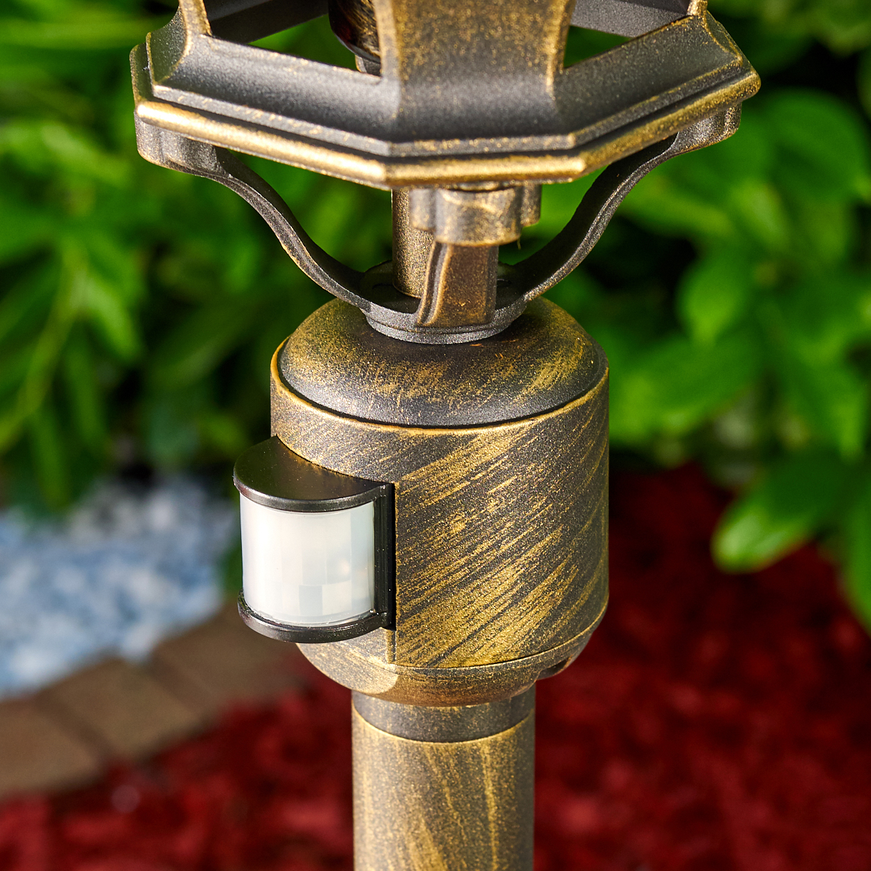 Nahaufnahme einer Außenleuchte mit Bewegungssensor. Das Licht ist bronze mit detailliertem Design.