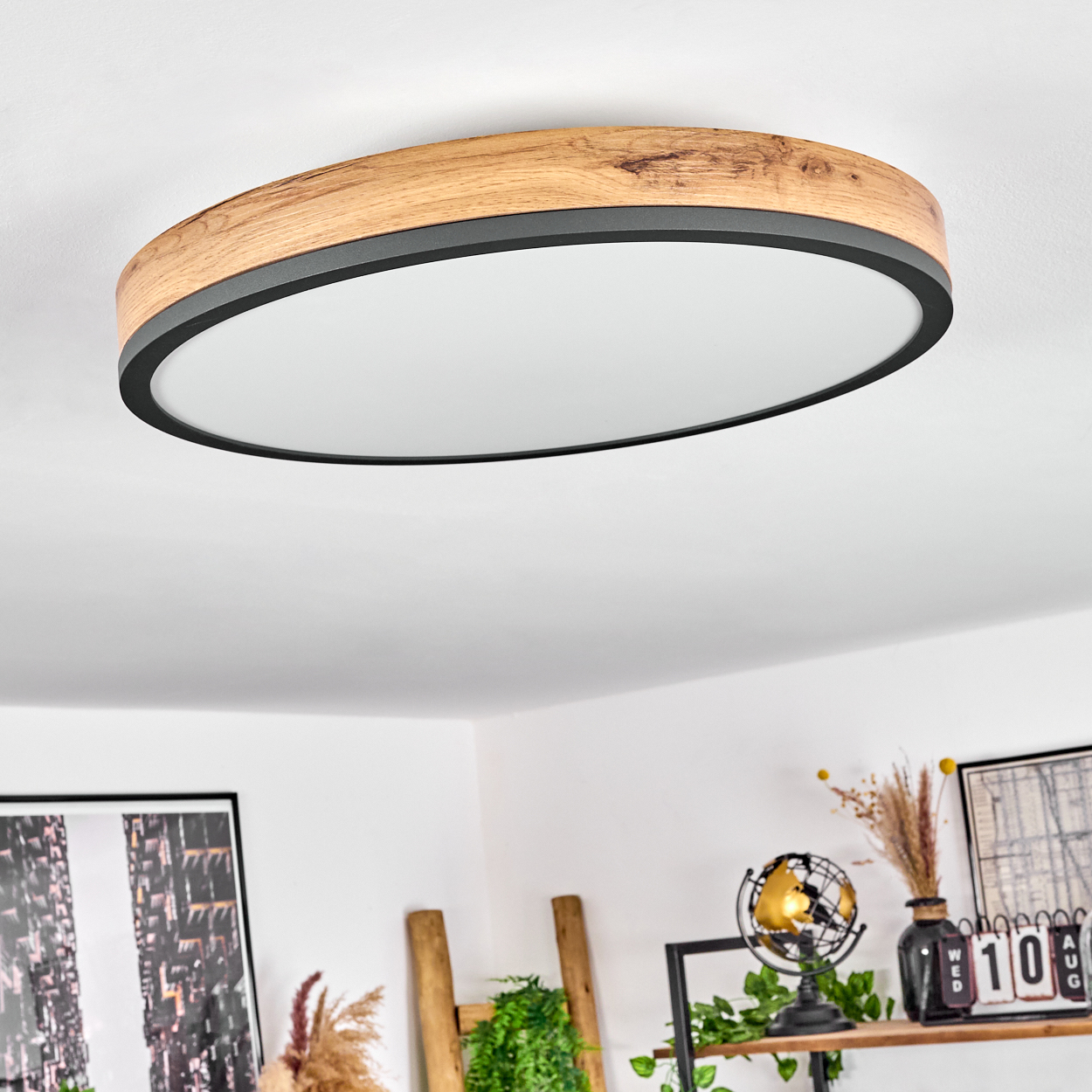 Ovale Deckenleuchte mit Holzrahmen und schwarzem Zierrat, beleuchtet die Decke darunter, und Raumdekor.