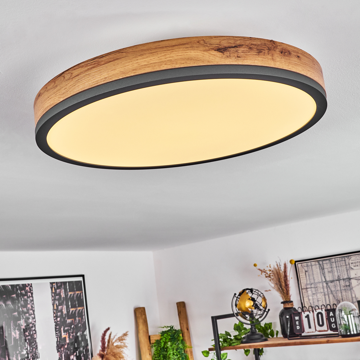Runde Deckenleuchte mit Holzrahmen und weißem Lichtpaneel, Innenraumeinstellung.