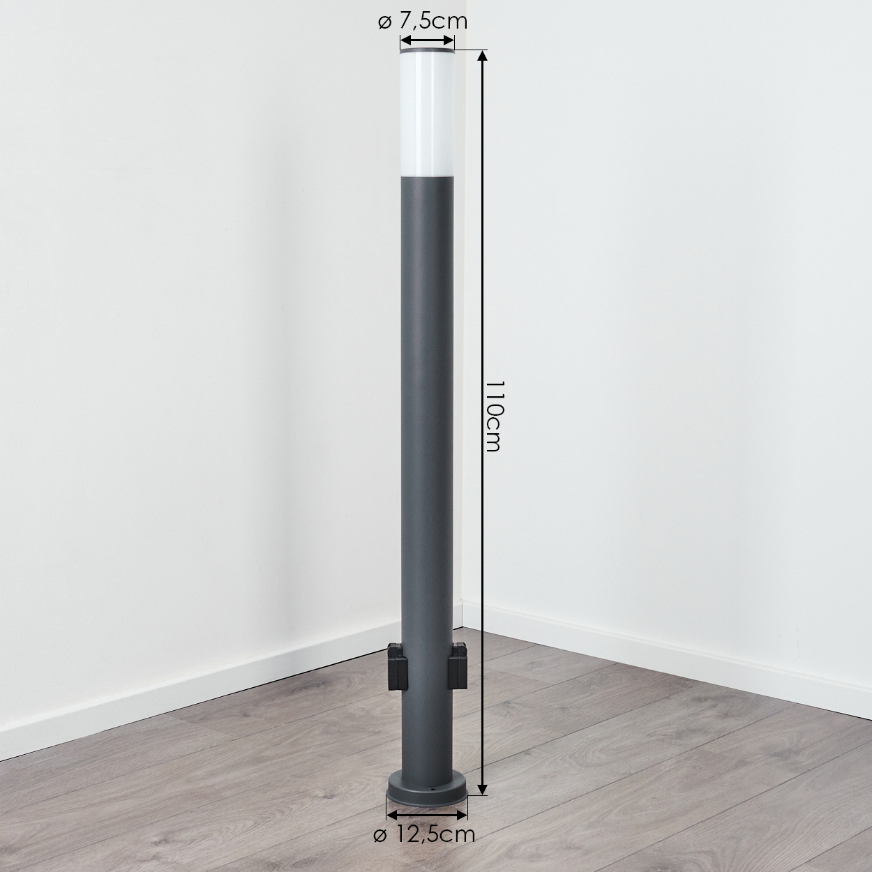 Grauer Außenmast mit weißem Licht. Maße sind sichtbar.