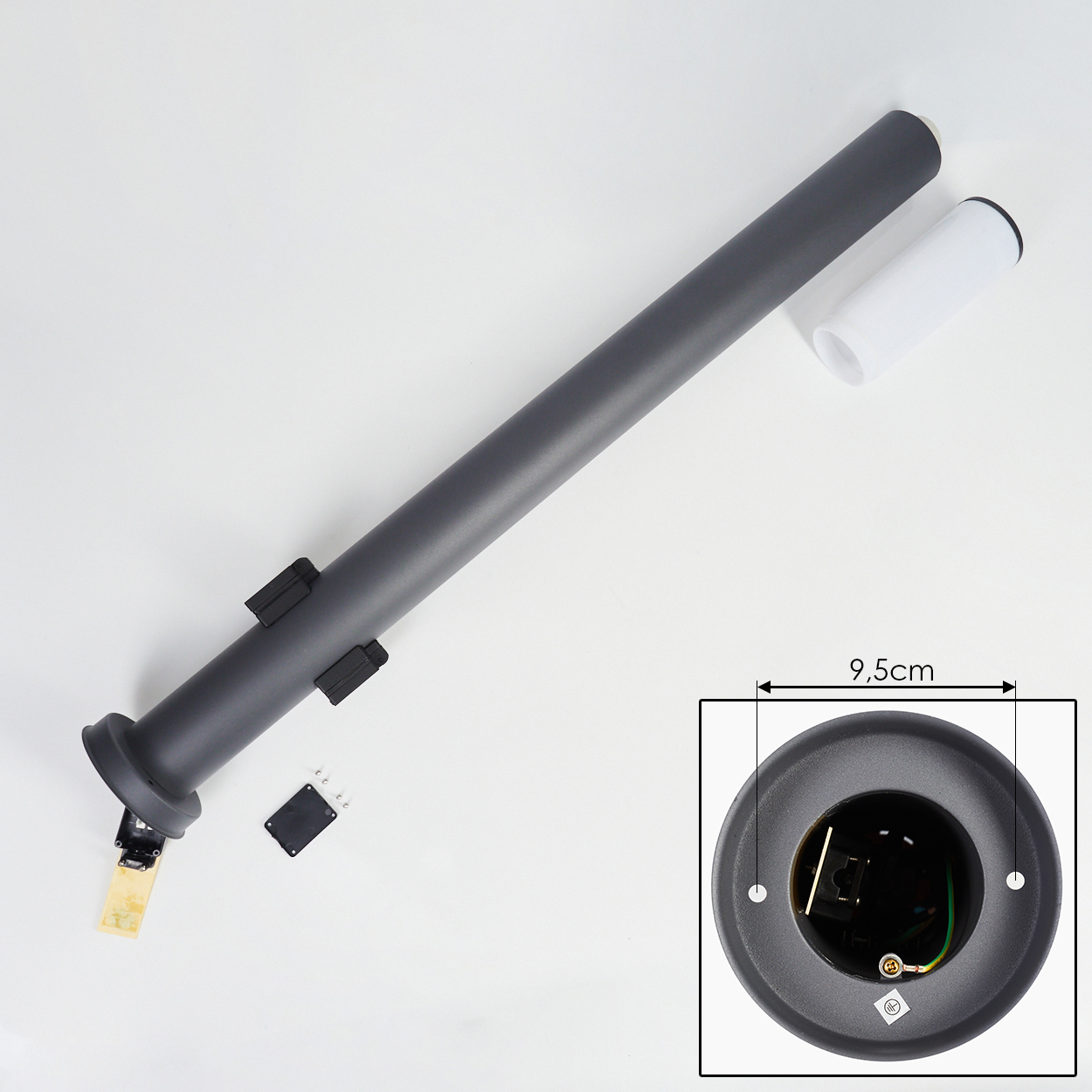 Zerlegte Außenlampe mit Mast, Oberteil und Sockel mit Steckdose.