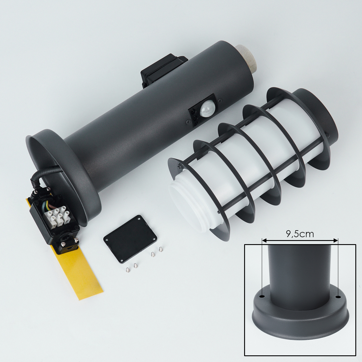 Zerlegter grauer Außenmast mit Sensor und Licht. Die Teile liegen auf einer weißen Oberfläche.