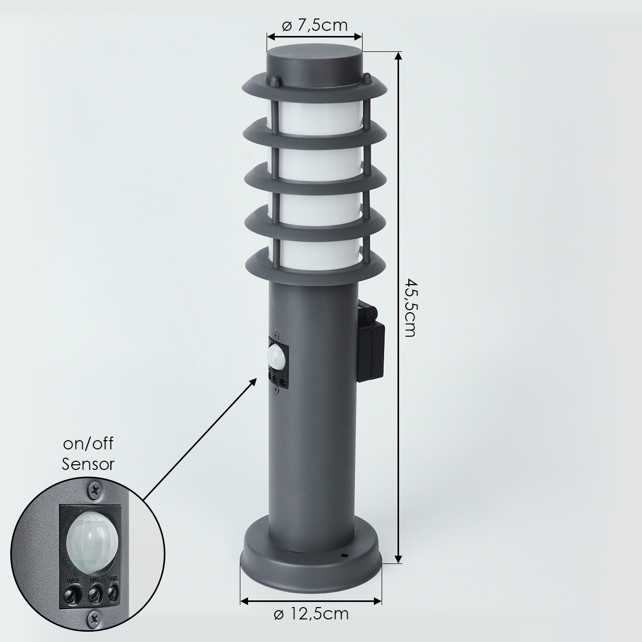 Eine graue Gartenleuchte mit zylindrischem Körper. Die Lampe enthält einen Sensor an der Seite. Maße angegeben.