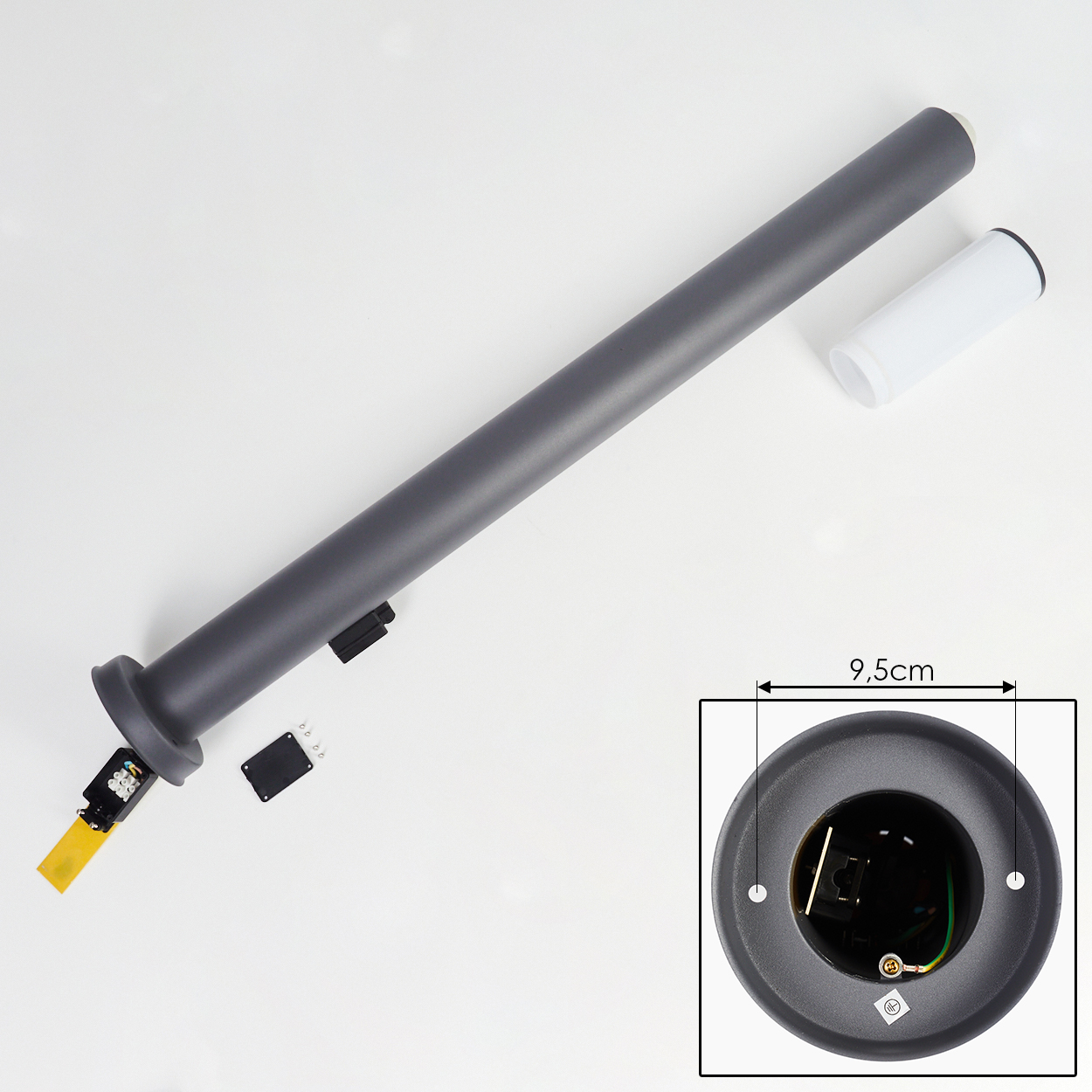 Zerlegte Außenlampe auf Weiß. Grauer Pfahl, weißer Zylinder, Kleinteile und ein Basisdetail werden gezeigt.