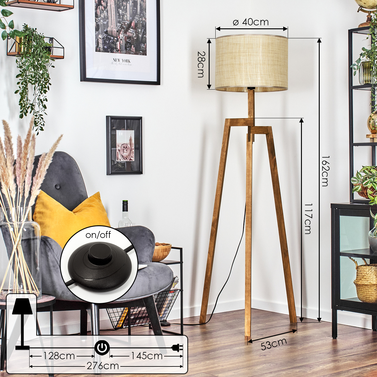 Stehlampe mit Maßen, Ein/Aus-Schalter, in einer Ecke. Stuhl, Kunstwerk und Pflanzen sichtbar.