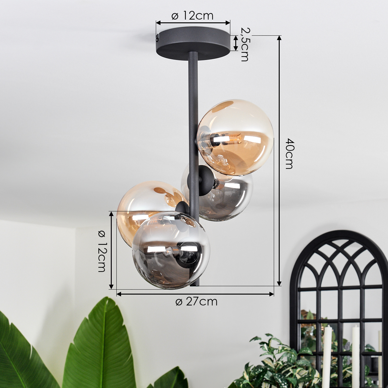 Deckenlampe mit drei kugelförmigen, bernsteinfarbenen und silbernen Glasschirmen, inklusive Maße.