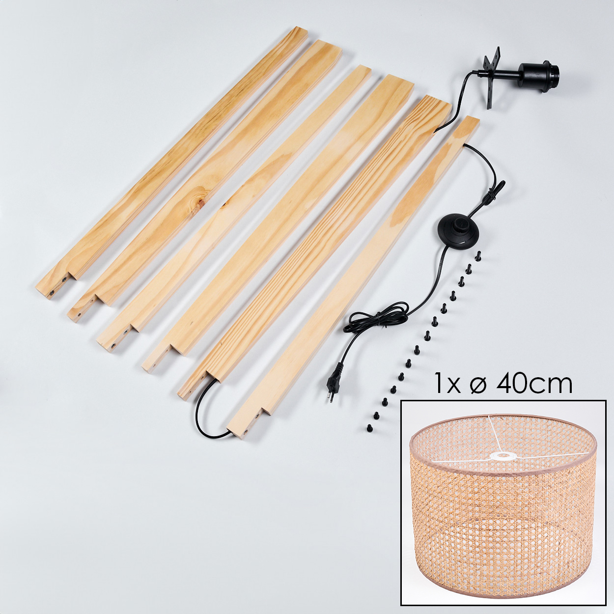 Zerlegte Holzteile einer Lampe mit Lampenschirm. Weißer Hintergrund.