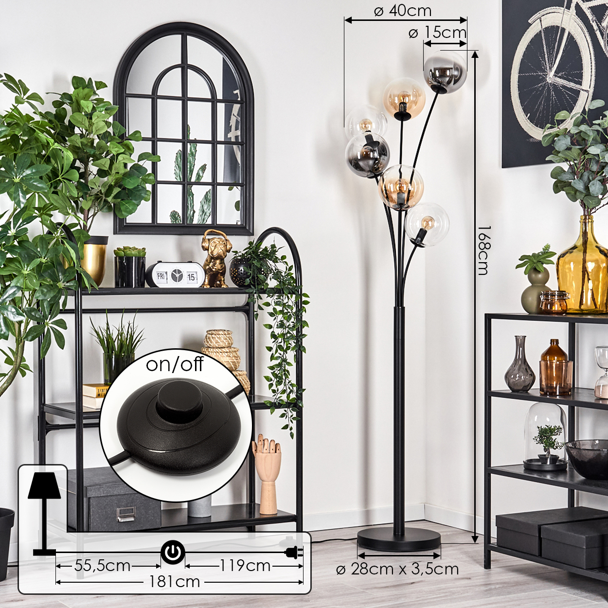 Wohnzimmer-Szene. Stehlampe mit mehreren Glaskugelschirmen, Pflanzen und Dekoration auf Regalen.