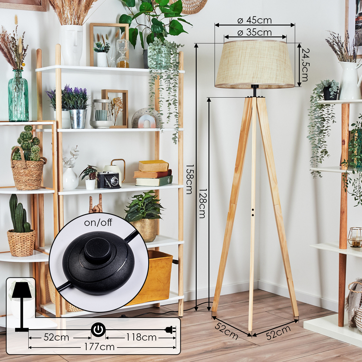 Wohnzimmer mit Regalen, Pflanzen und einer Holz-Dreibeinlampe mit gewebtem Schirm und schwarzem Fußschalter.