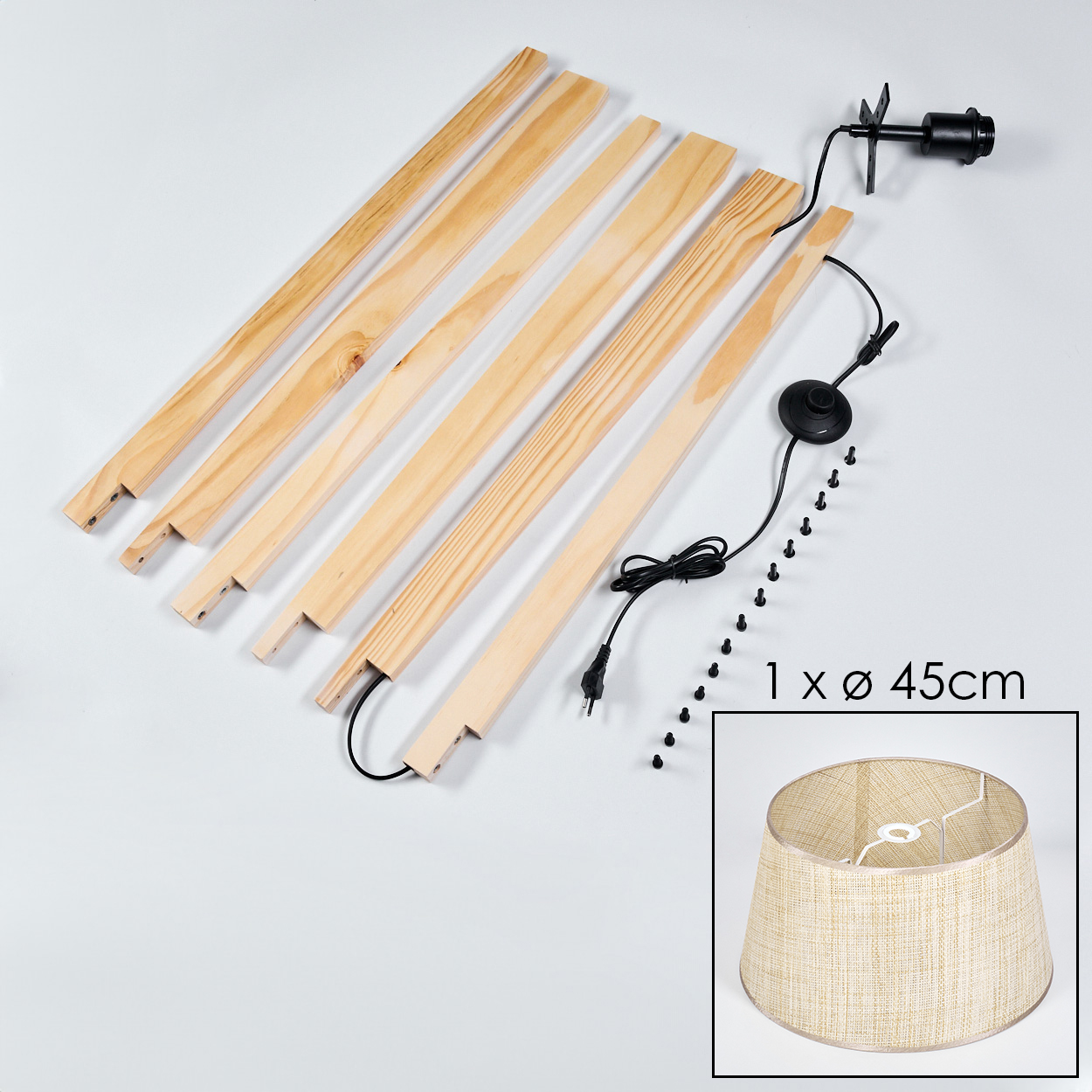 Zerlegte Teile einer Lampe. Holzrahmen, Draht, Lampenschirm, Schrauben. Heller Hintergrund. Draufsicht.