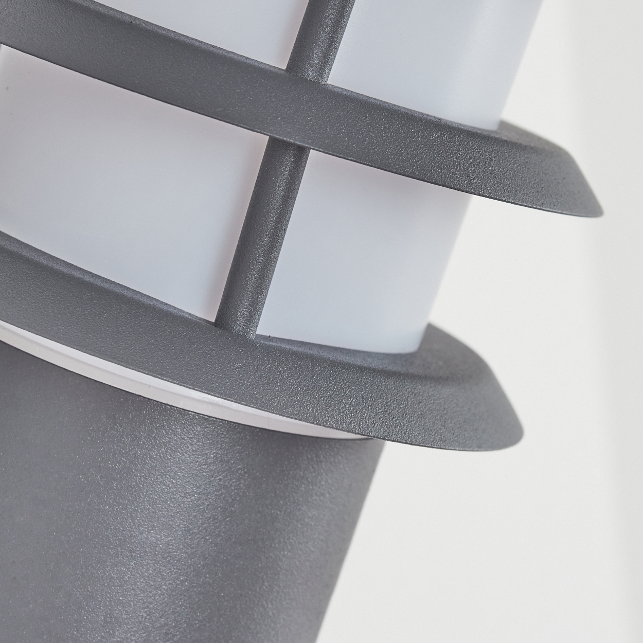 Nahaufnahme eines grauen Außenlampendetails. Zeigt das Design mit weißen Kunststoffeinsätzen.
