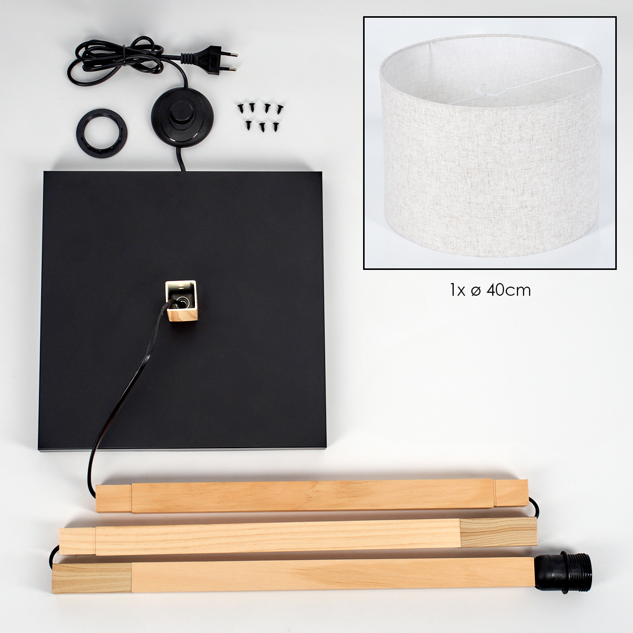 Lampenteile zerlegt. Sockel, Rahmen und Schirm. Schalter und Kabel. Helles Holz und Schwarz.