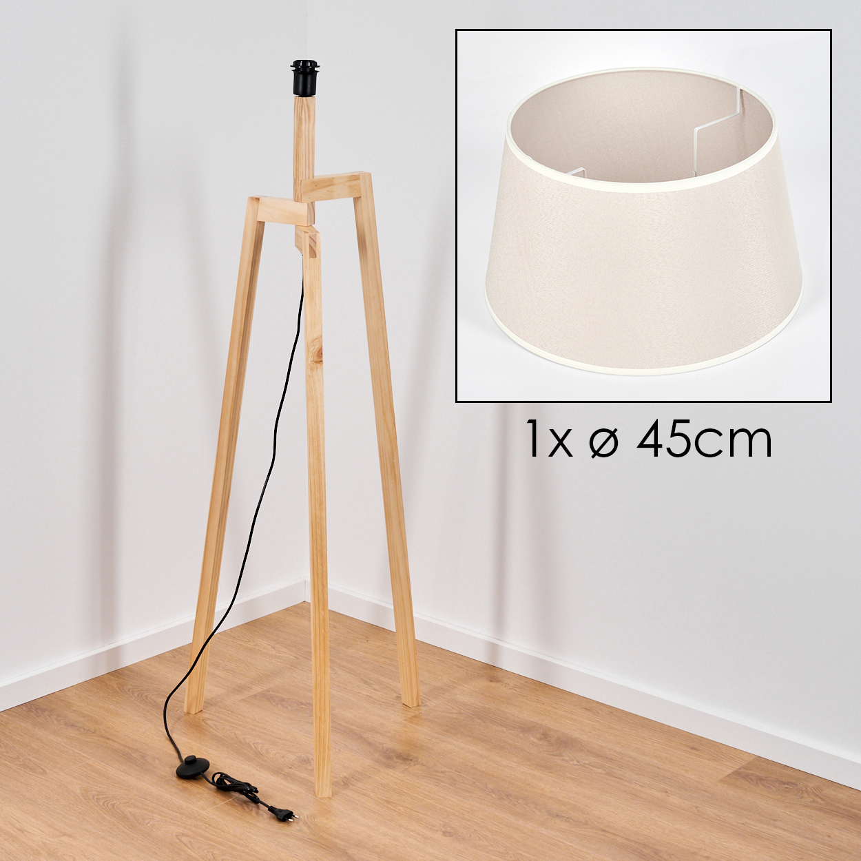 Hölzerner Stativlampensockel mit abgenommenem beigen Lampenschirm. Der Schirm hat 45 cm Durchmesser.