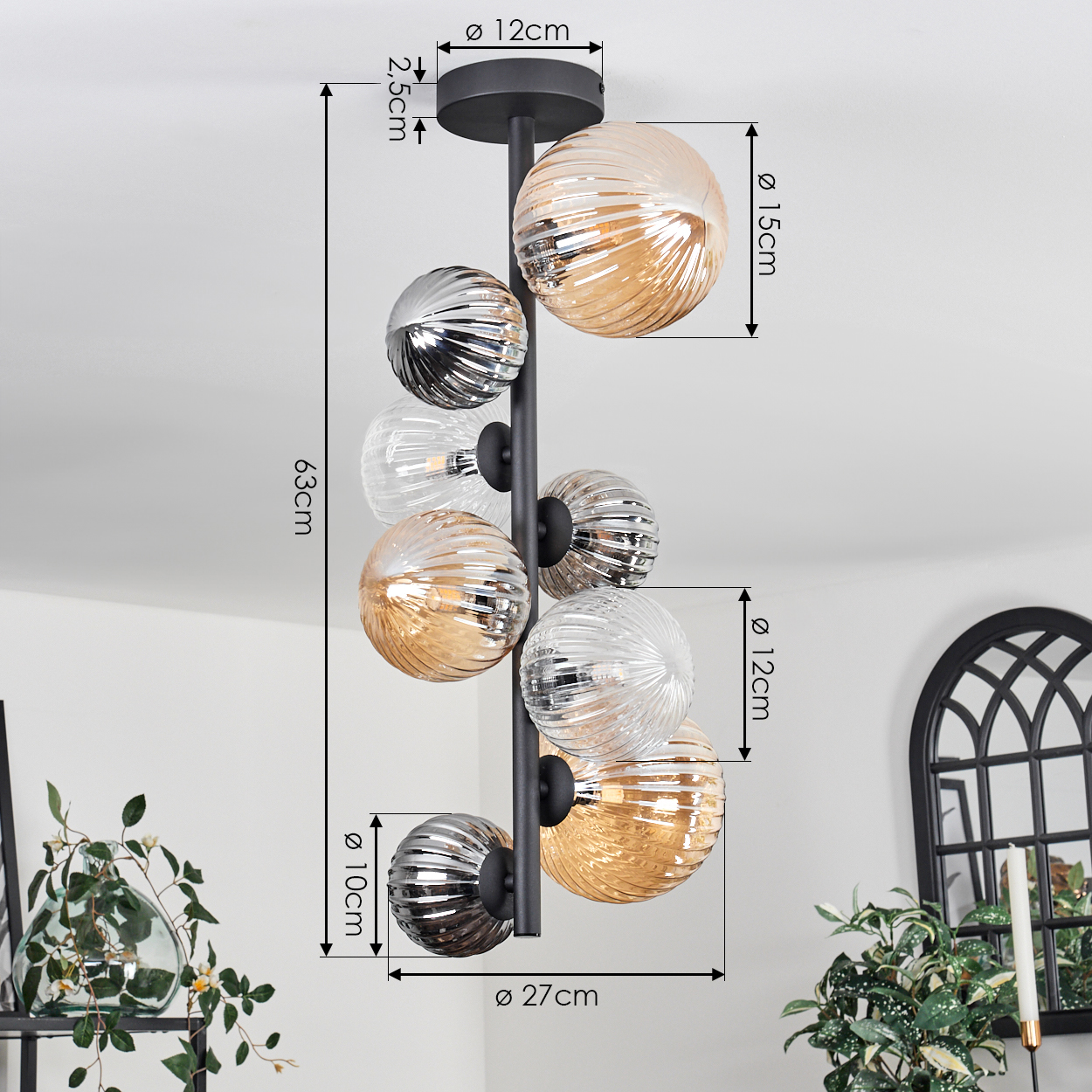 Deckenlampe mit mehreren Glaskugeln, bernsteinfarben und klar, die an einer dunklen zentralen Stange hängen. Maße sind angegeben.