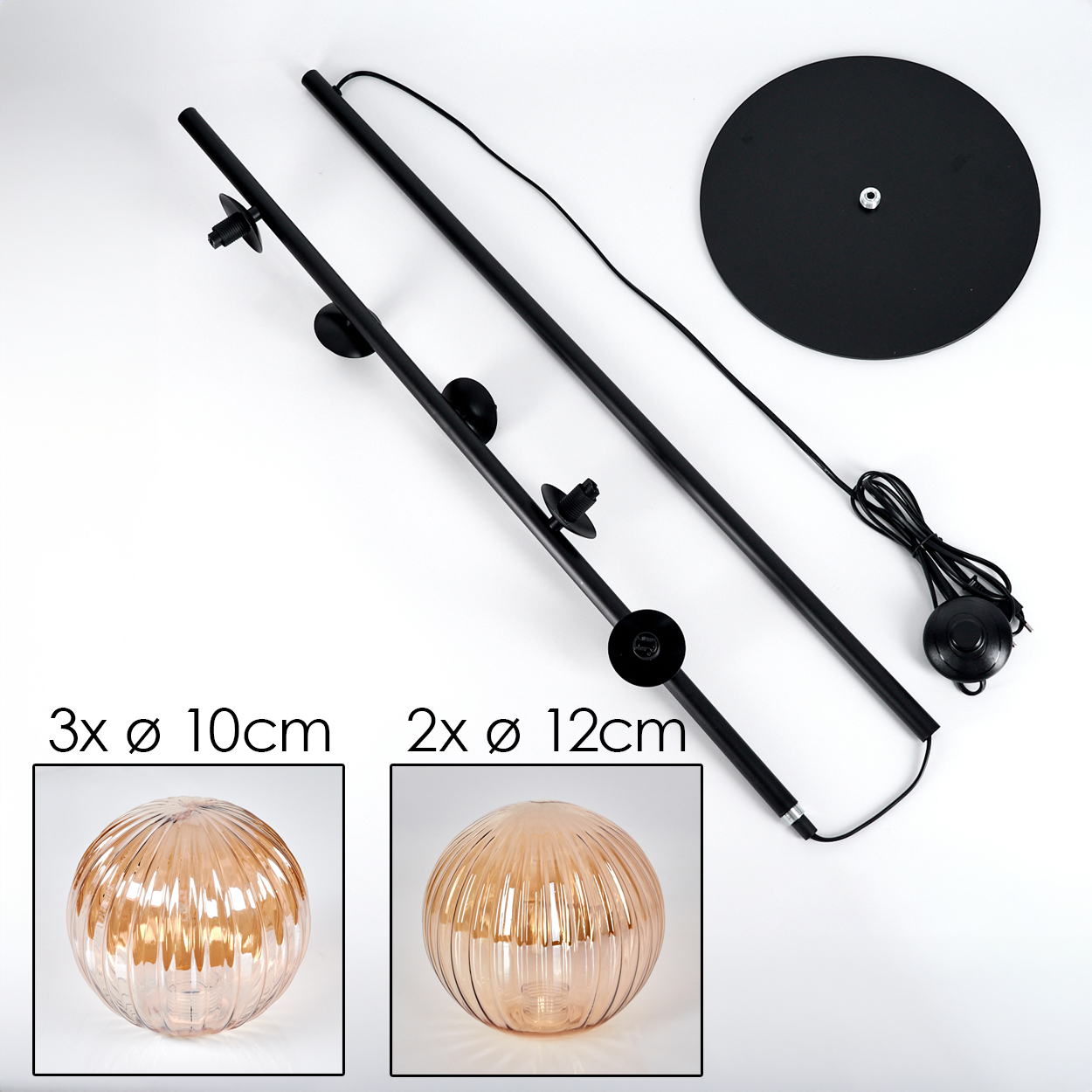 Komponenten einer Stehlampe: schwarze Stangenteile, Kugeln und ein Fußschalter.