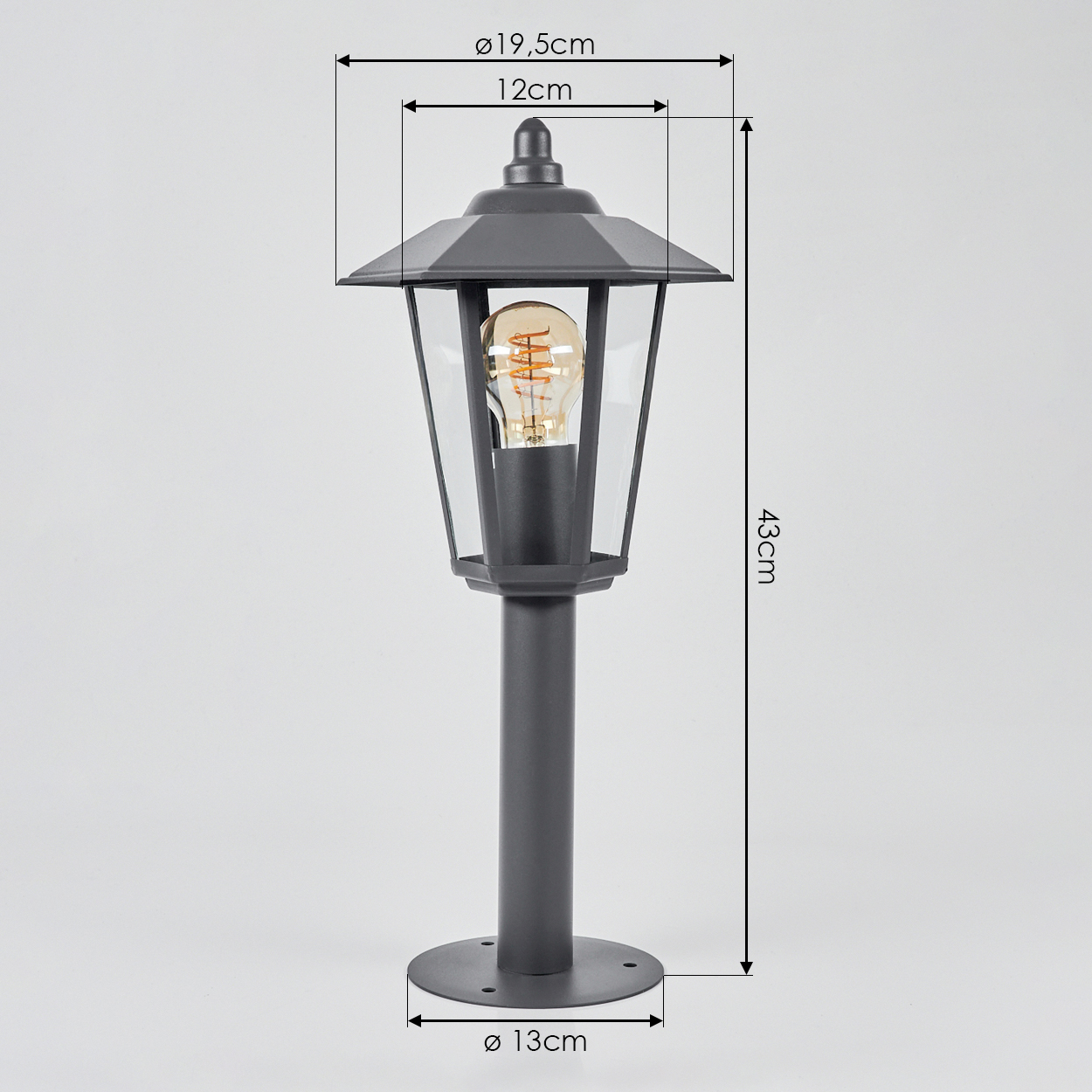 Graue Außenlaterne mit Glühbirne. Die Lampe hat einen grauen Rahmen. Weißer Hintergrund.