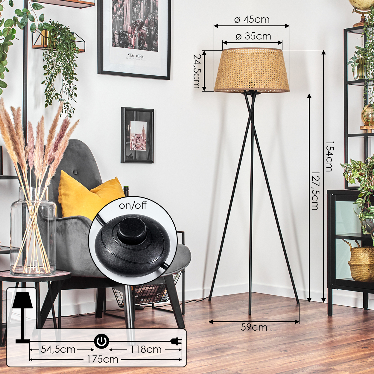 Eine Stehlampe mit Rattanschatten und Stativbeinen. Abmessungen der Lampe und des Sockels sind angegeben. Wohnzimmer.