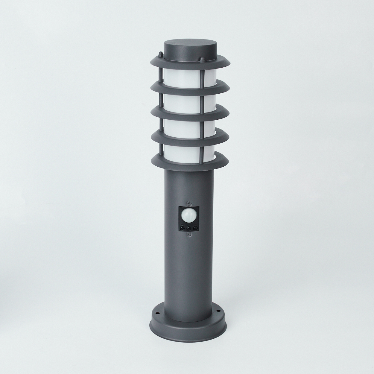 Graue Außenlampe mit Spiraldesign. Sie hat einen Bewegungssensor und steht auf weißem Hintergrund.