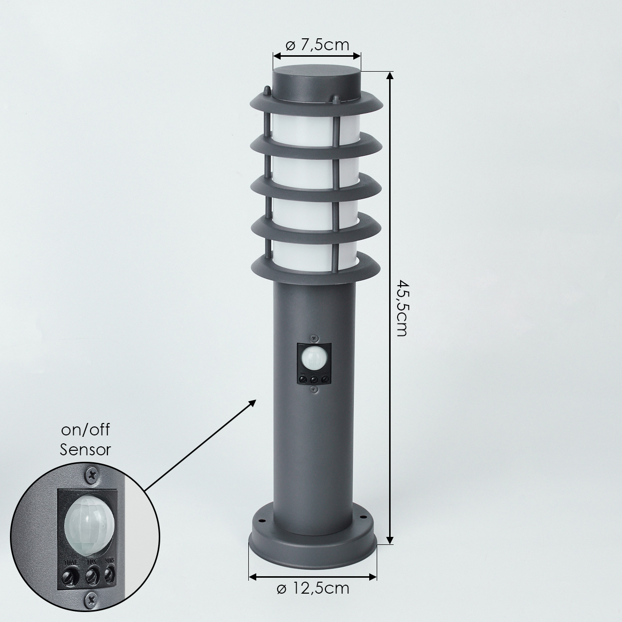 Nahaufnahme einer Außenlaterne mit Sensor und Maßangaben. Die Lampe ist grau mit weißen Lichtern.