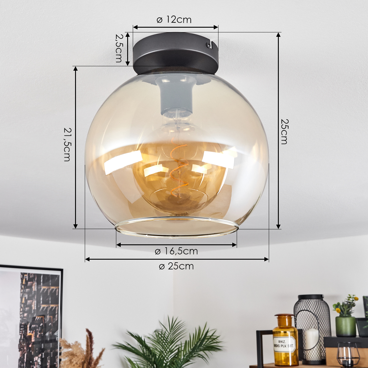 Deckenlampe mit Maßen. Sie hat einen bernsteinfarbenen Glaskugel und eine sichtbare Glühbirne im Inneren.