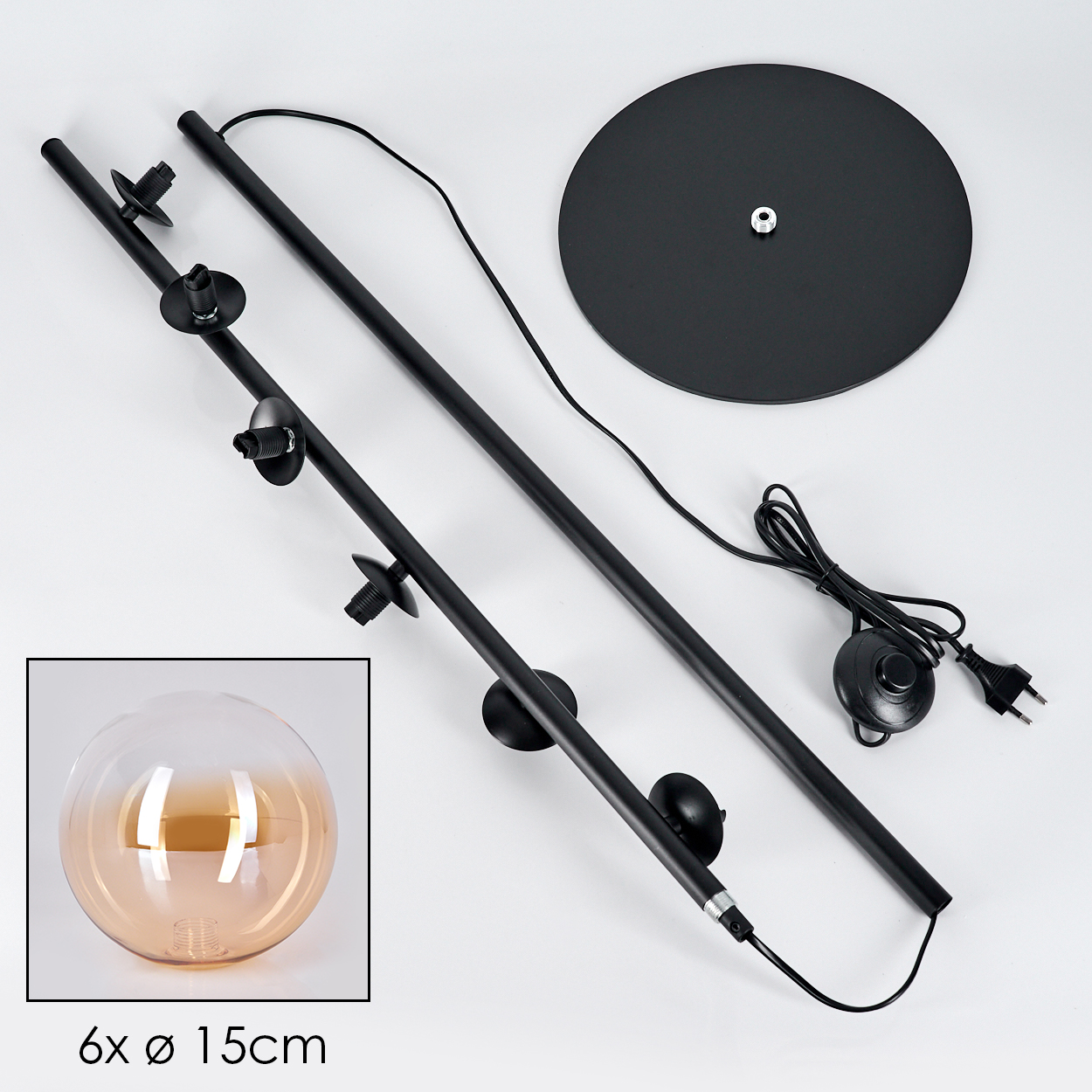 Komponenten einer schwarzen Stehlampe, einschließlich Sockel, Stangen und bernsteinfarbener Kugelleuchte, auf weißem Untergrund.