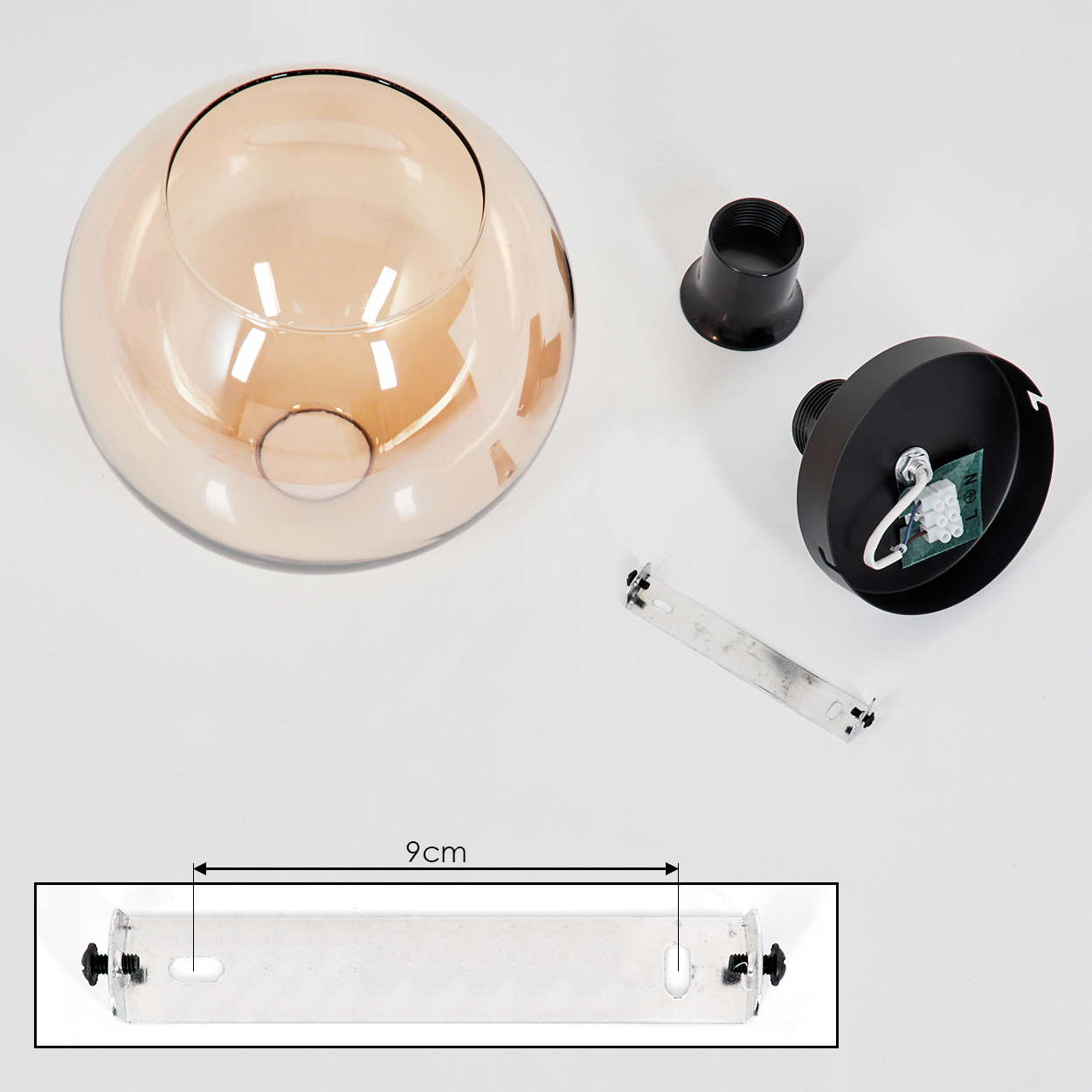 Komponenten einer Deckenlampe: ein schwarzer Sockel, Draht und eine Halterung. Weißer Hintergrund, mit Maßen.