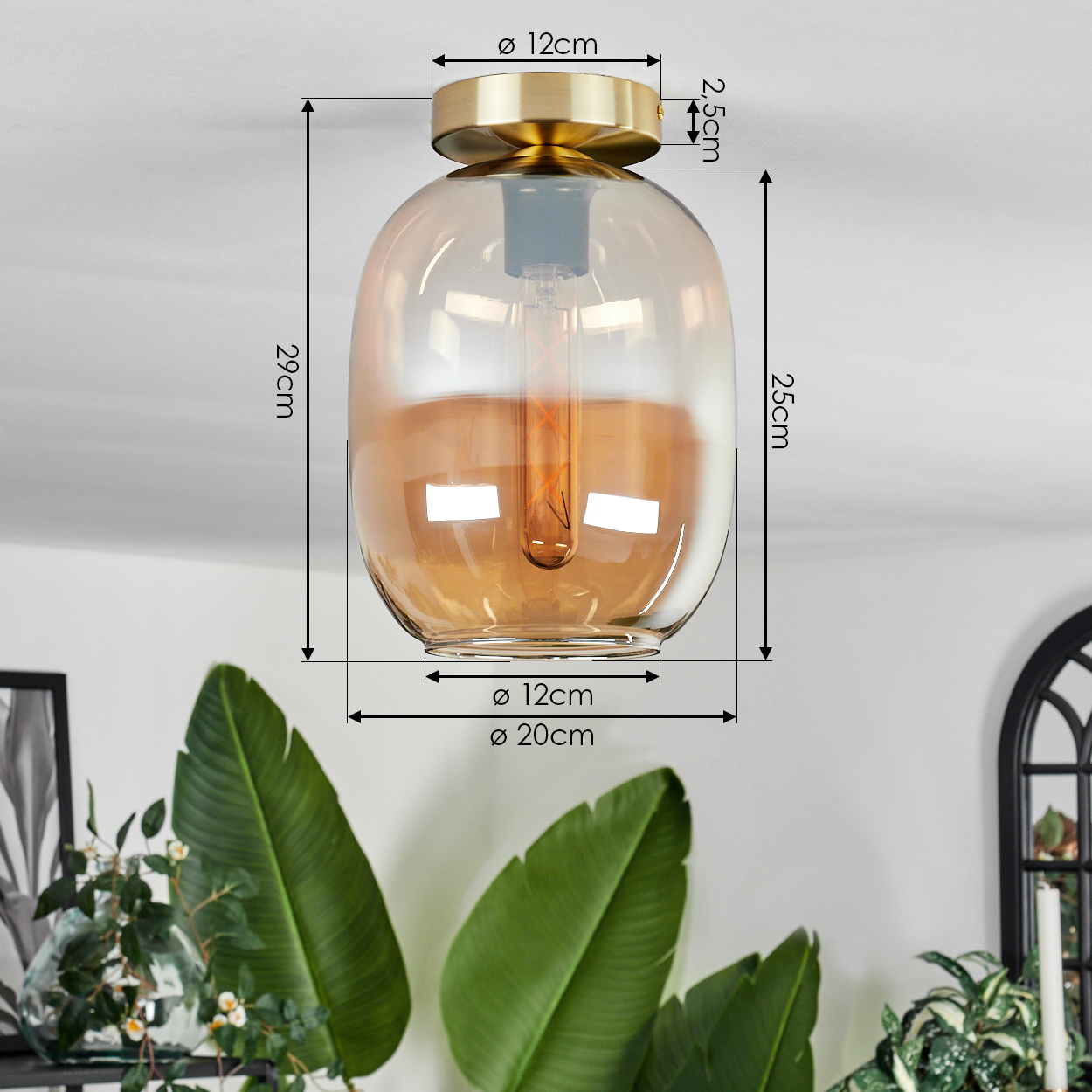 Eine Deckenlampe. Sie hat einen bernsteinfarbenen Glasschirm mit Maßen. Die Glühbirne ist innen sichtbar.