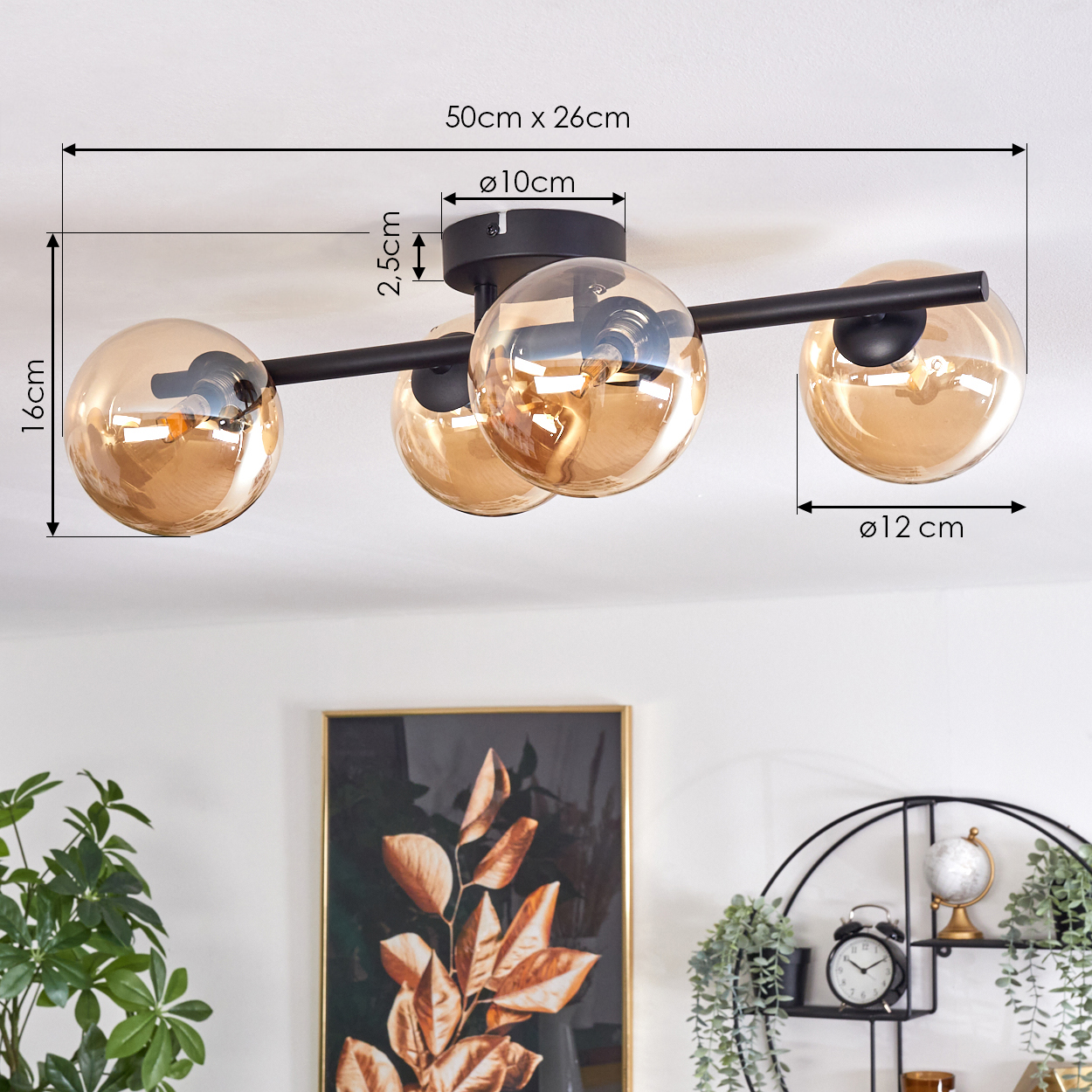 Deckenlampe mit drei bernsteinfarbenen Glaskugeln. Abmessungen sind beschriftet. Hintergrund ist Dekoration.