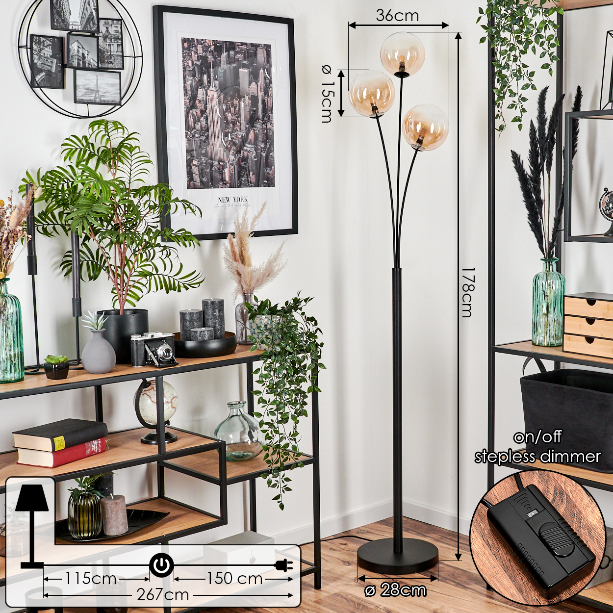 Eine Stehlampe mit bernsteinfarbenen Glasschirmen, schwarzem Schaft und angezeigten Abmessungen. Die Lampe steht in der Nähe von Regalen und Pflanzen.